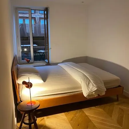 Charming Fully Renovated Flat In Old-town 아파트