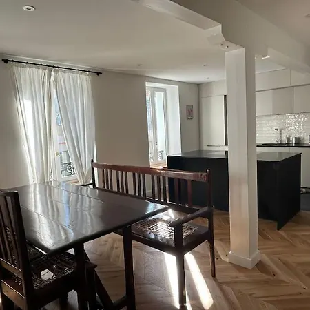 Charming Fully Renovated Flat In Old-town 아파트