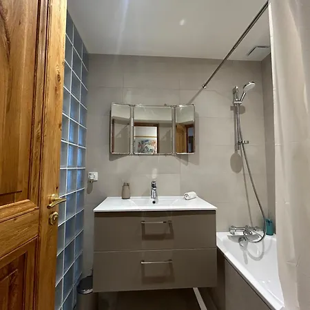 Charming Fully Renovated Flat In Old-town 아파트 *